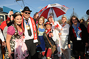 die Kölner vom CIP feierten den Beginn der Saison mit einer Trambahnfahrt - maskiert natürlich (Foto. Ingrid Grossmann)